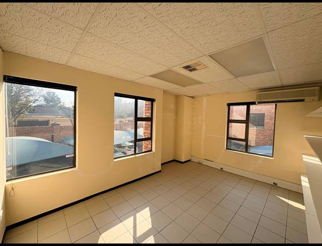 144M² OFFICE TO LET IN FOURWAYS